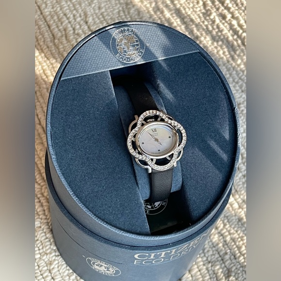 CITIZEN Quartz Eco-Drive Lady’s Watch. Black leather band. EUC. - Picture 3 of 9